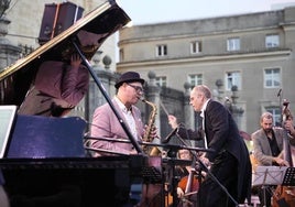 Uno de los momentos del concierto en la plaza de Santa María.