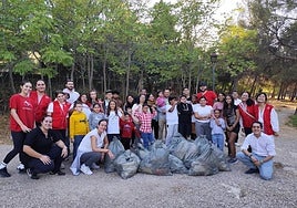 Los participantes tras la recogida de basura en el Cerro de Santa Catalina.