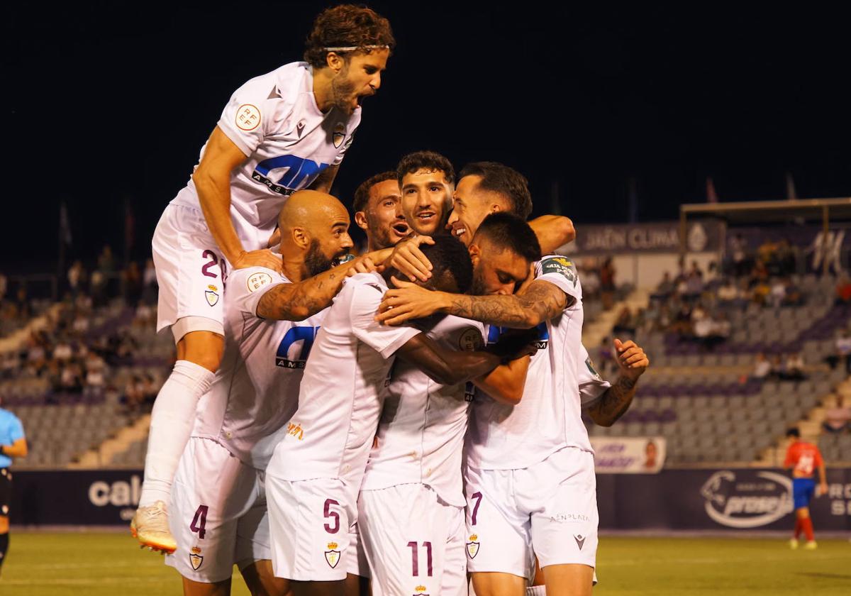 Celebrando uno de los goles del partido.