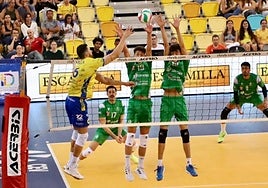 Walla Souza intenta superar el bloqueo de Filip y de Tarrazo.