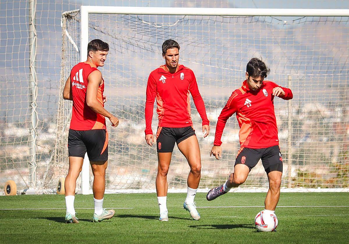 Miguel Rubio, Corbeanu y Manu Trigueros, en la sesión.
