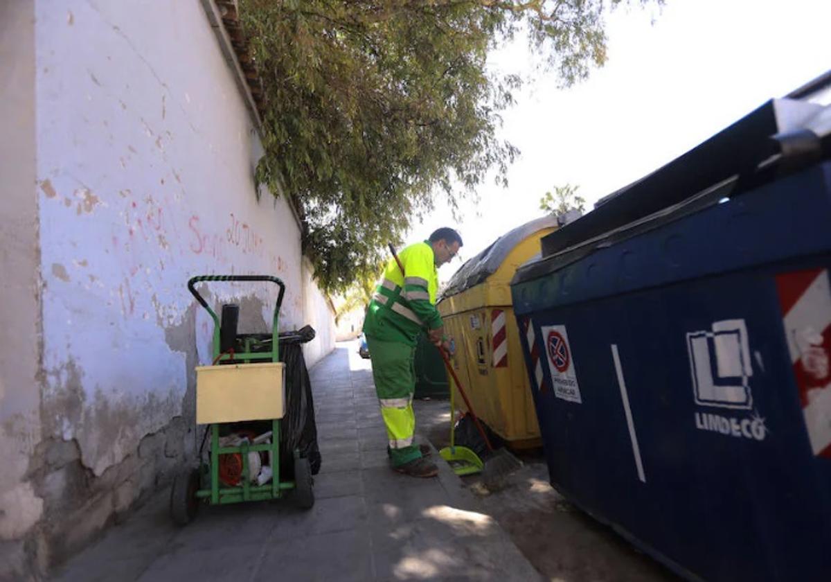 Fotografía de archivo de un trabajador de la limpieza de Motril.