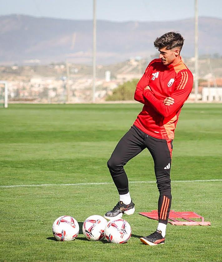 Imagen secundaria 2 - Arriba, Lucas Boyé con el readaptador. Abajo a la izquierda, Zidane antes de ponerse las botas. A la derecha, Neva viendo el entrenamiento. 