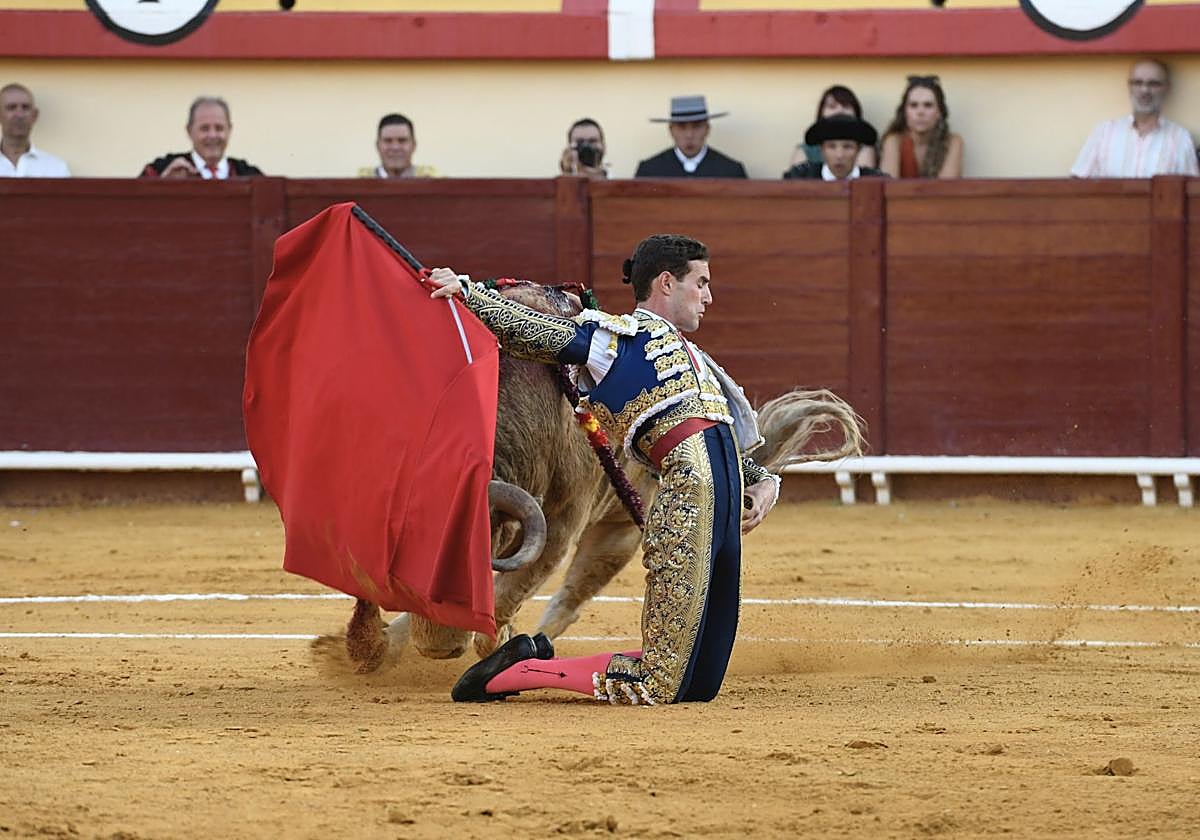 Fernando Adrián torea de rodillas y por detrás al primero de su lote.