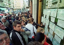 Colas de solicitantes de vivienda a las puertas de Somuvisa, en 2001.