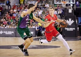 Elias Valtonen, a la derecha, es la única duda del Covirán para su salida a la difícil pista del Palau Blaugrana.