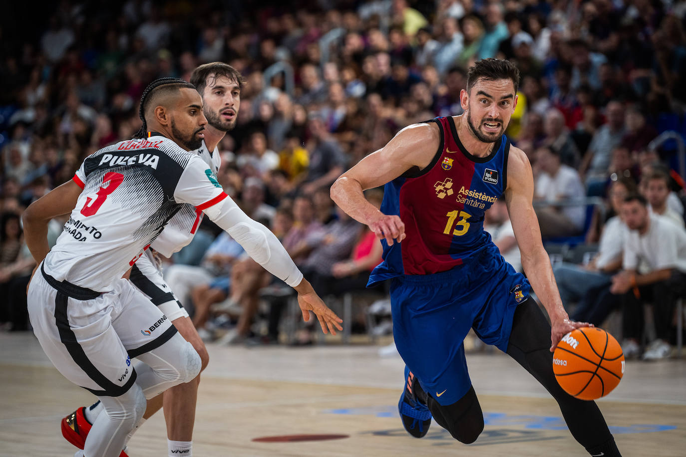 Tomas Satoransky (d) desborda a Gian Clavell.