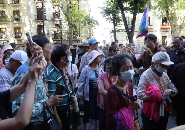 Los turistas de Taiwán sacan fotos en la Carrera de la Virgen.