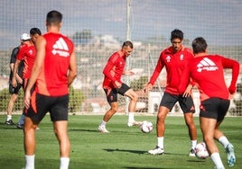 Miguel Ángel Brau toca el balón durante el calentamiento rodeado de varios compañeros del primer equipo del Granada.