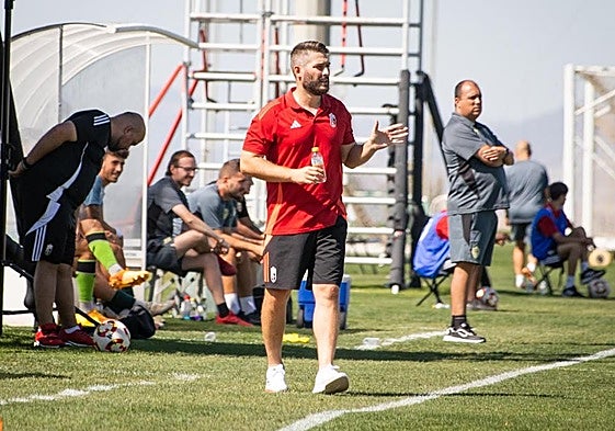 Jon Erice se dirige a sus futbolistas durante el partido.