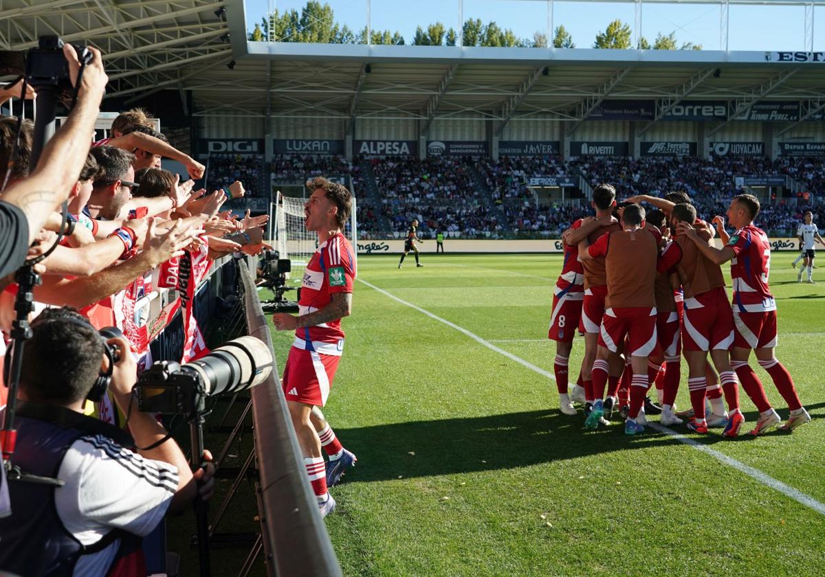 Ricard Sánchez celebra con la afición uno de los goles del Granada en El Plantío.