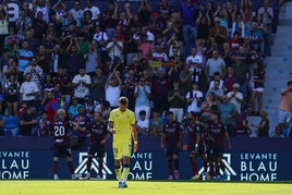 Centelles cabizbajo mientras los jugadores del Levante celebran uno de los goles