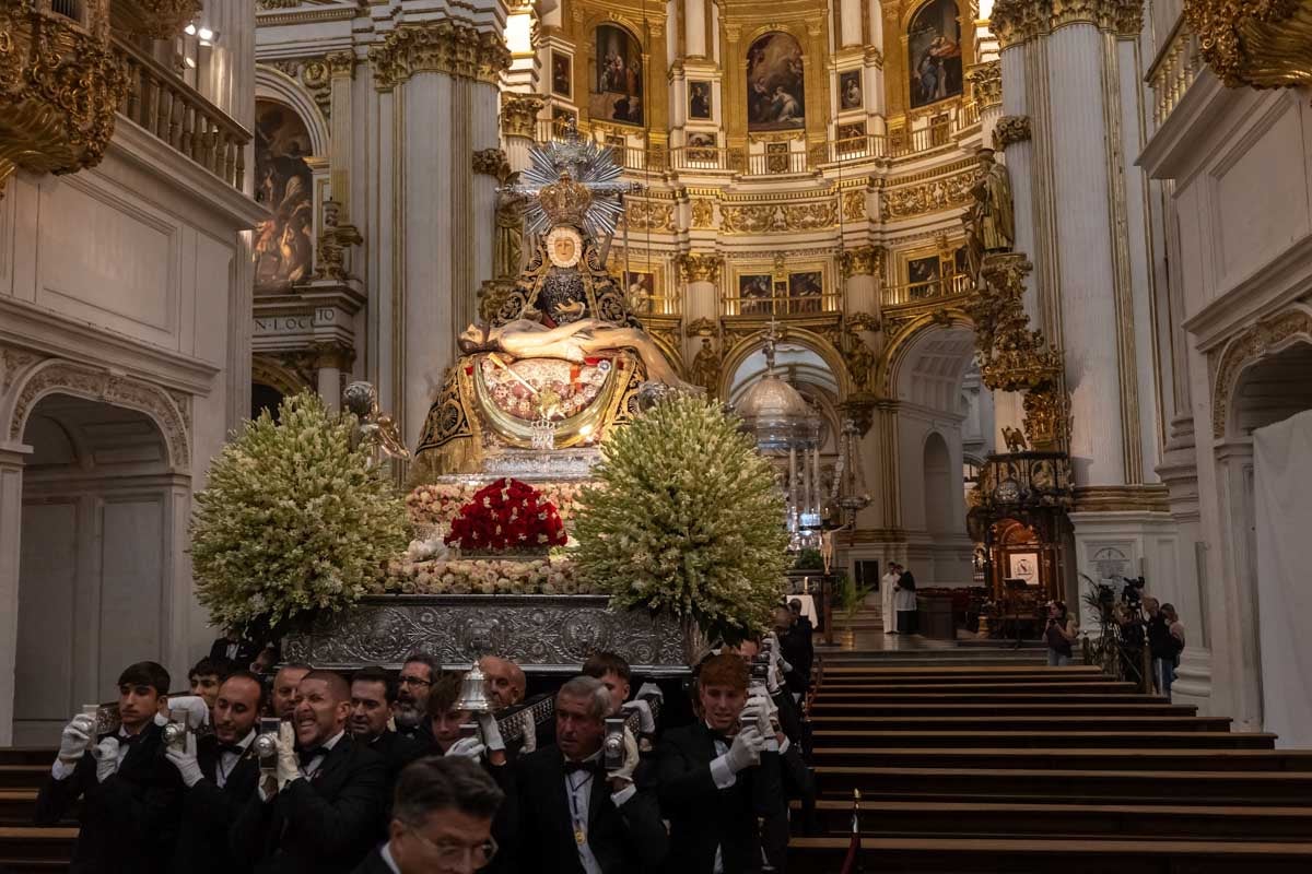 Las mejores imágenes de la procesión de las Virgen de las Angustias