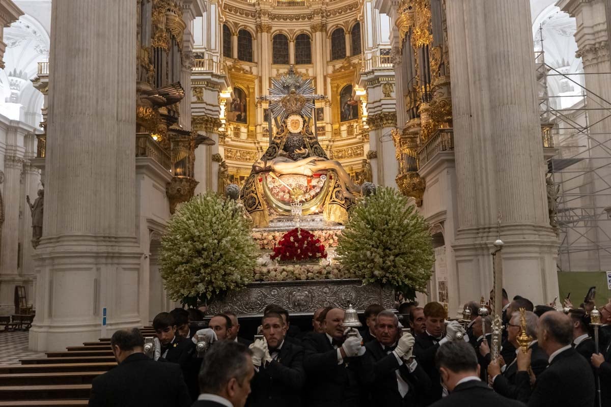 Las mejores imágenes de la procesión de las Virgen de las Angustias