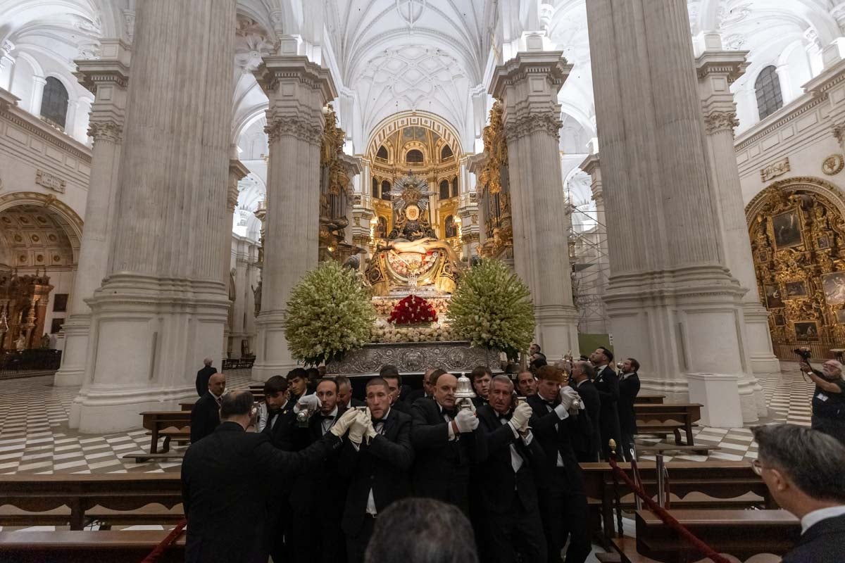 Las mejores imágenes de la procesión de las Virgen de las Angustias