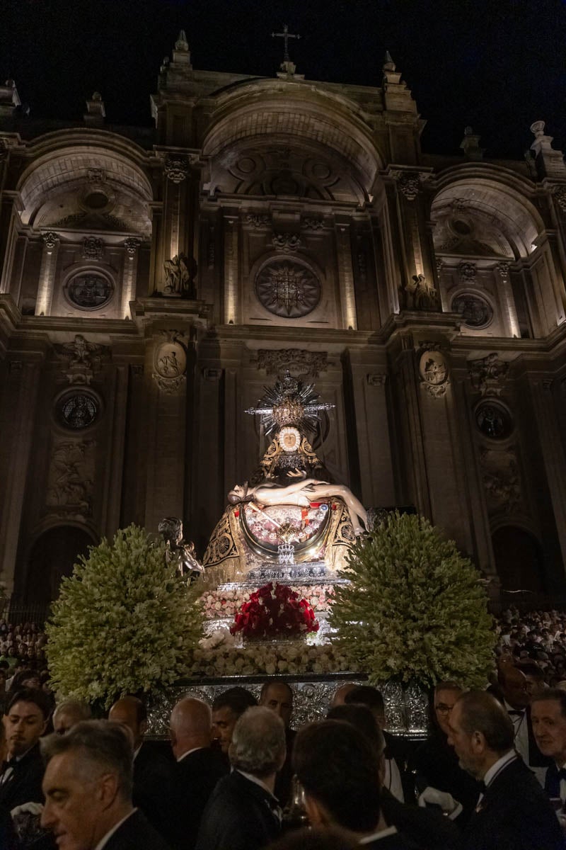 Las mejores imágenes de la procesión de las Virgen de las Angustias