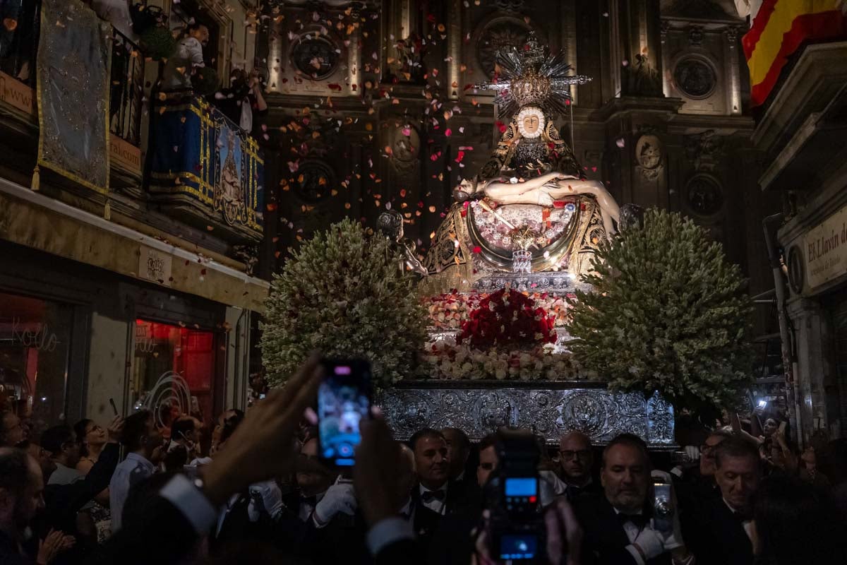 Las mejores imágenes de la procesión de las Virgen de las Angustias