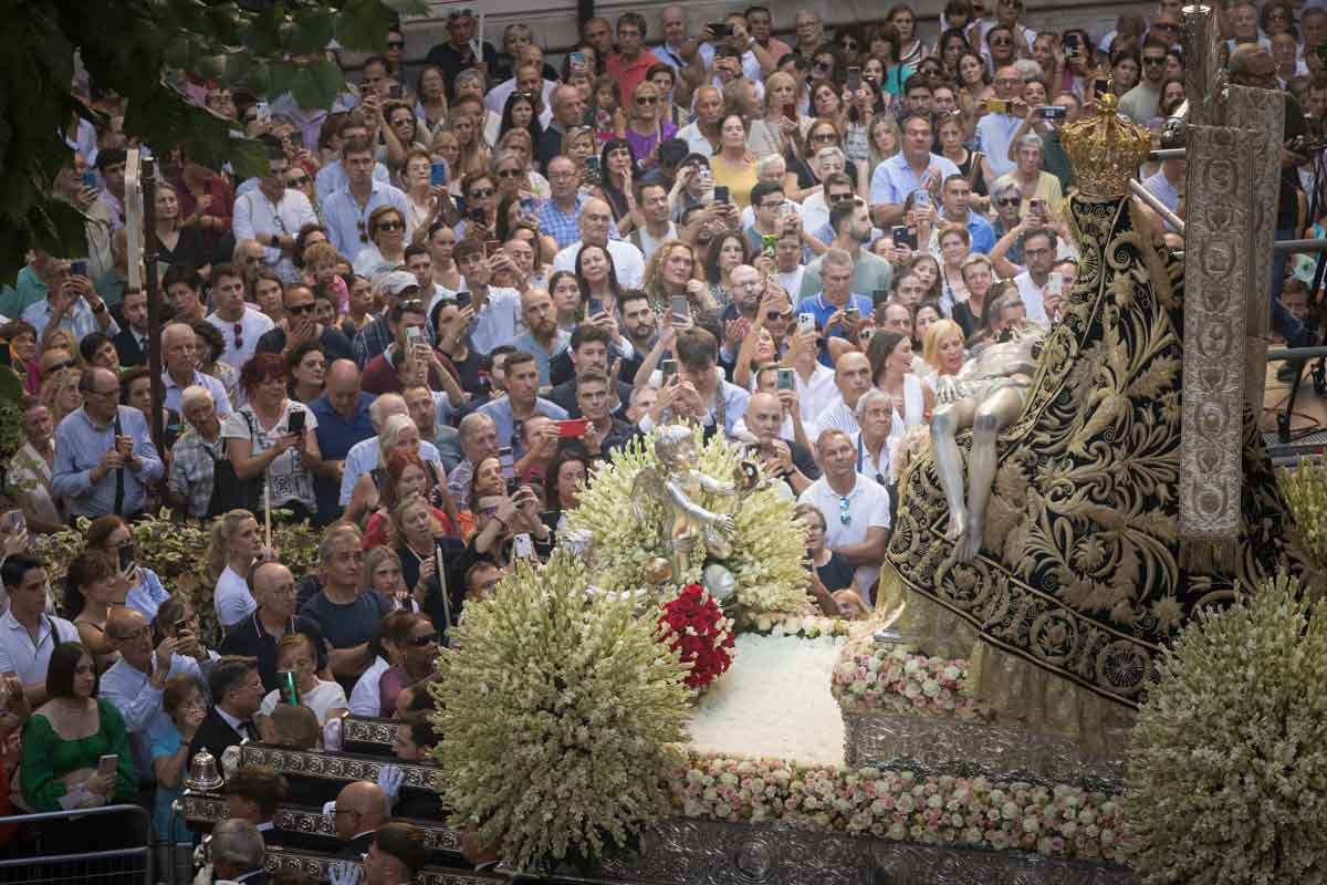 Las mejores imágenes de la procesión de las Virgen de las Angustias