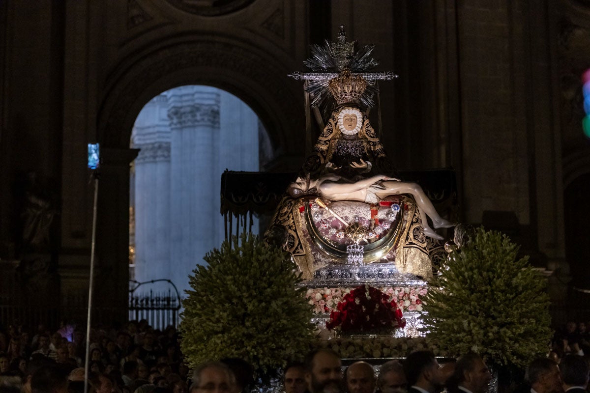 Las mejores imágenes de la procesión de las Virgen de las Angustias