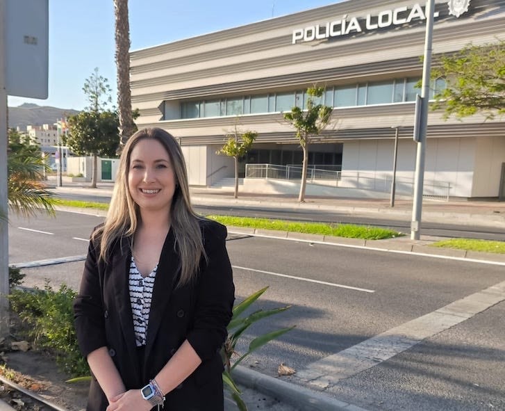 Belén Blánquez a las puertas de la Policía Local de Motril.