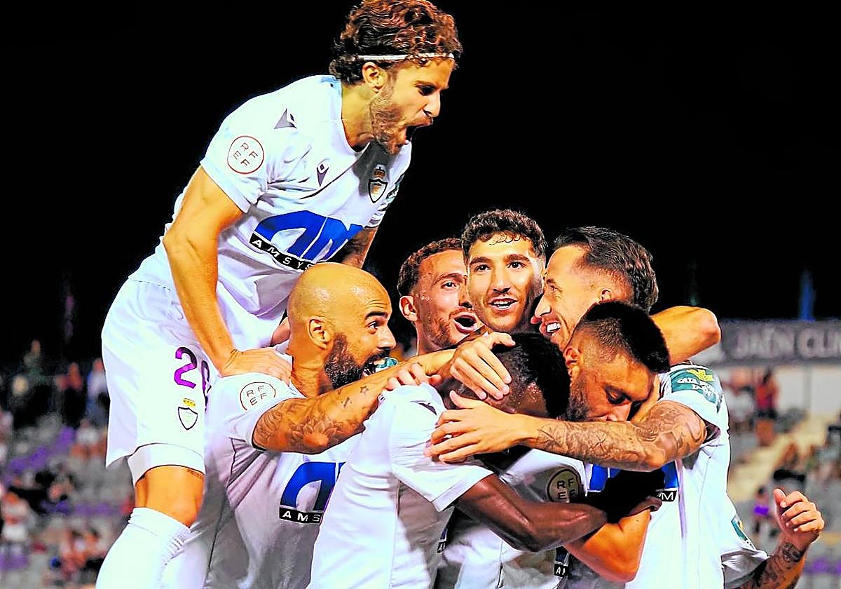 Los jugadores blancos celebran uno de los goles marcados ante el Poli Almería.