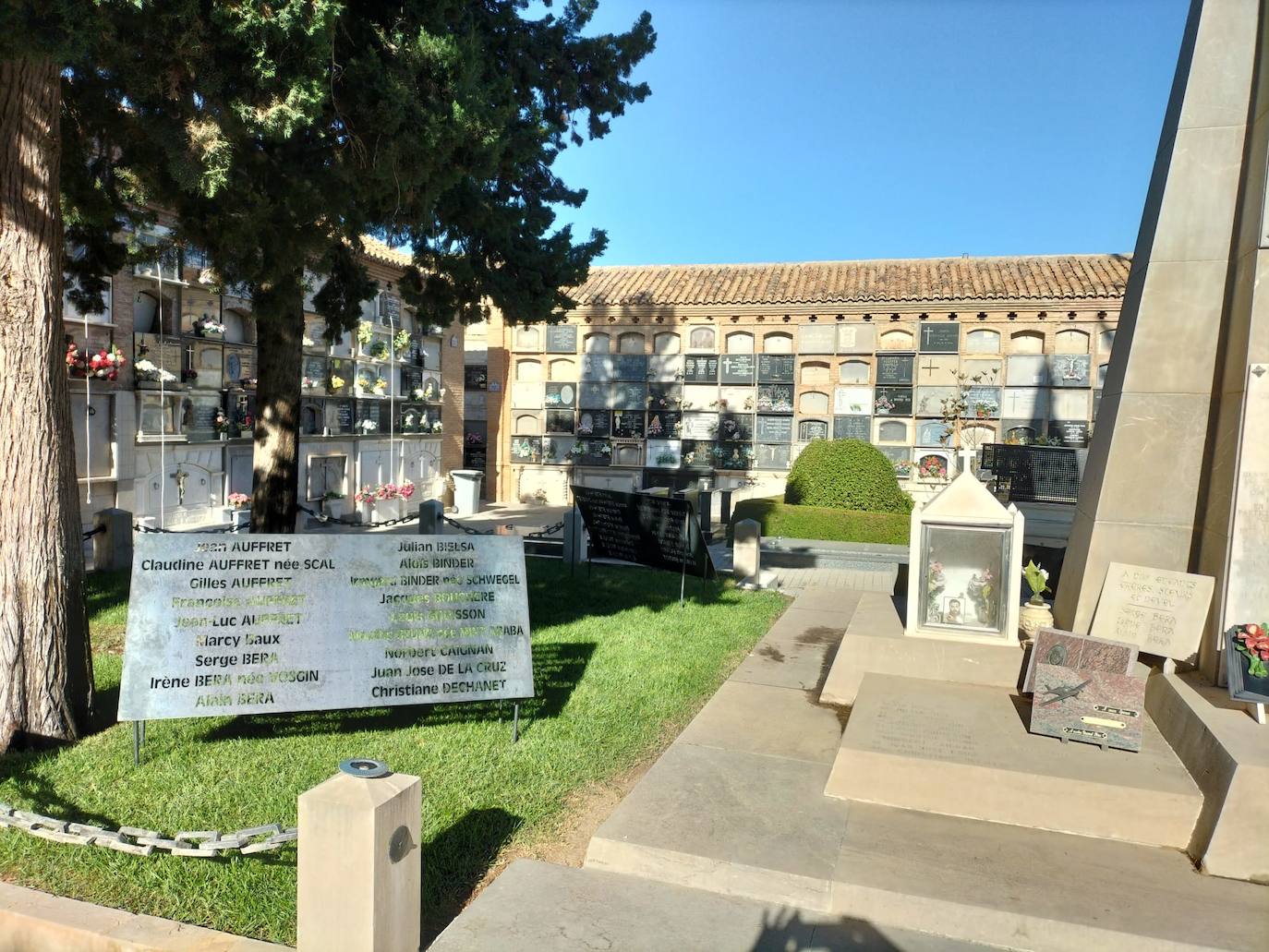 Placa con el nombre de las víctimas en el cementerio de San José
