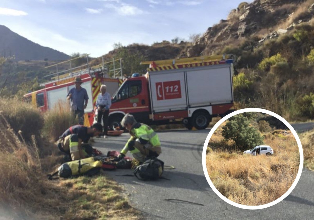 Los bomberos se preparan para el rescate. A la derecha, el lugar donde cayó el coche.