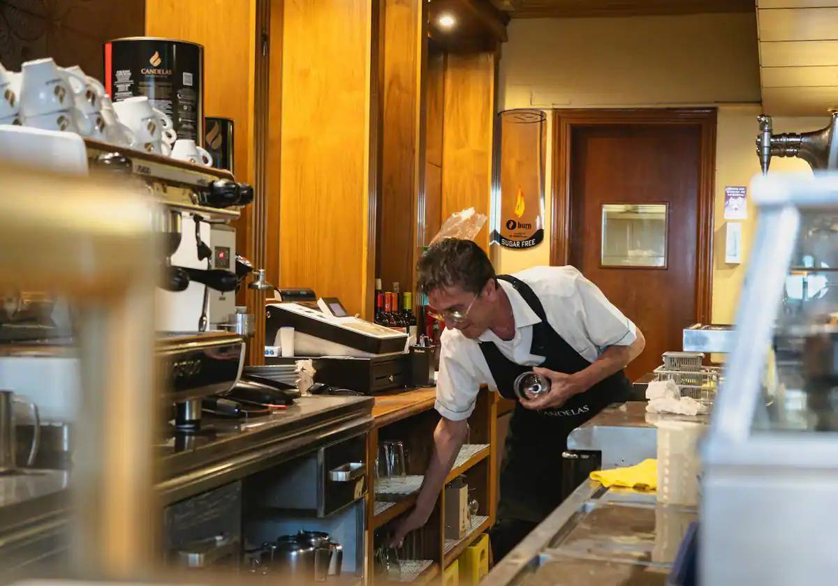 Un profesional de la hostelería en un restaurante.