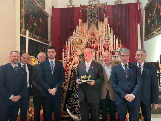 Chico con su hijo Juanjo Ibáñez en el acto de nombramiento junto a María Santísima de la Merced.