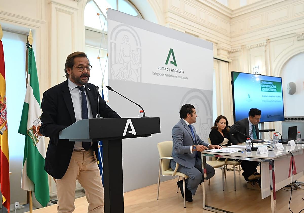 La Junta presenta el 'Plan Andalucía Simplifica' a sus empleados públicos en Granada