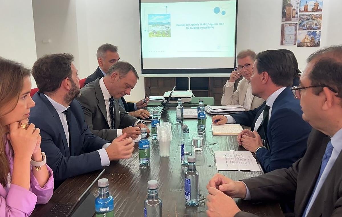 Imagen de la reunión en la que han participado el director general de Andalucía TRADE Antonio Castro y el alcalde de La Carolina Cristóbal Pérez