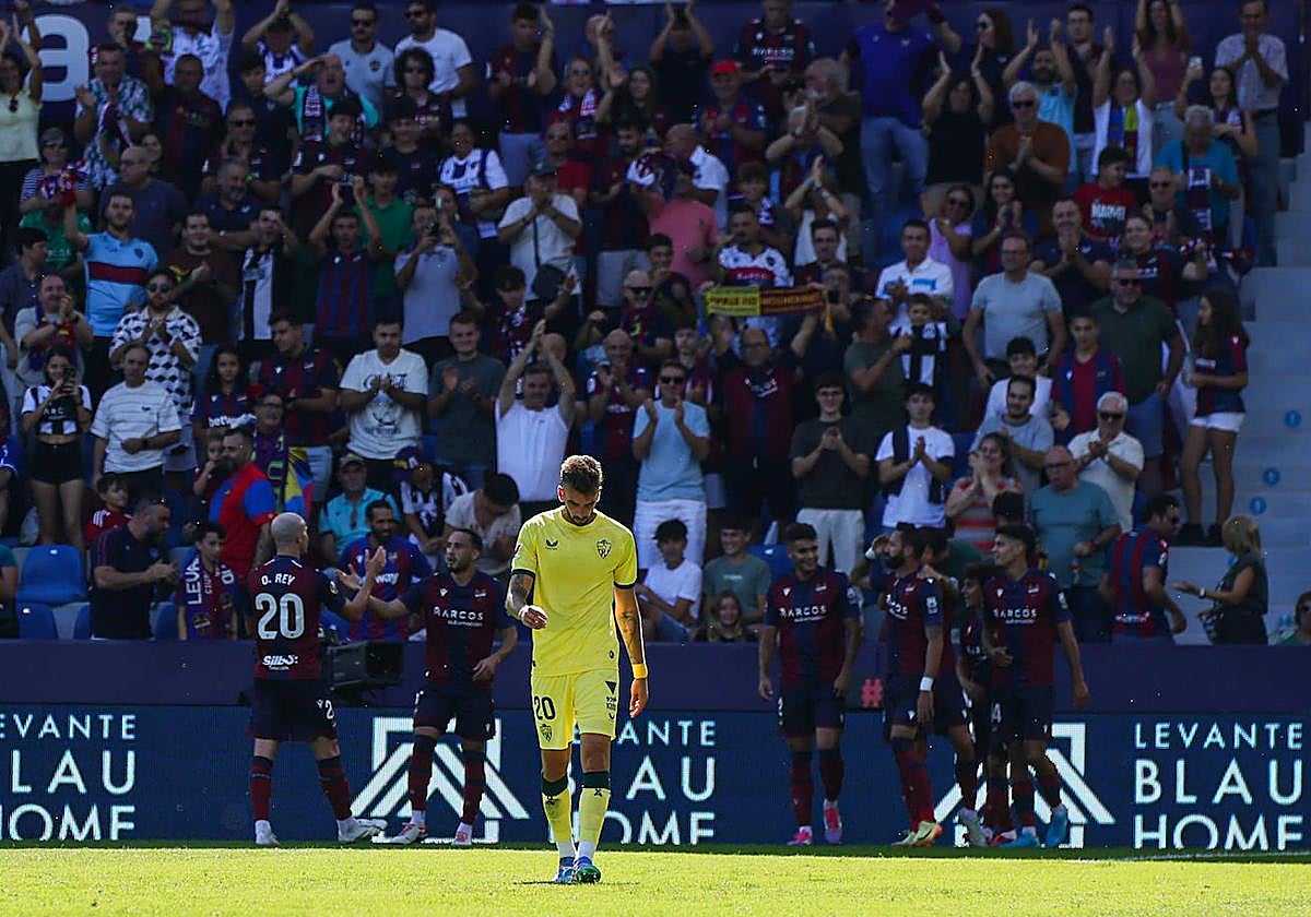El Almería 'agacha' la cabeza, donde parecen estar todos los males del equipo.