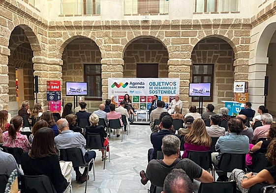 El Puerto-Ciudad de Almería, ejemplo de «planificación estratégica» en una jornada en Cádiz