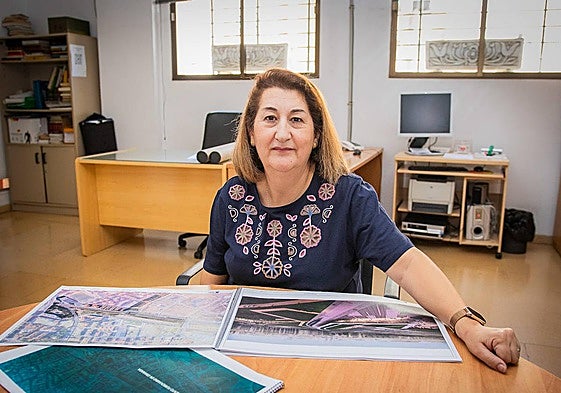 Paqui López Sanz, en la sede vecinal con la documentación de la integración del tren por el barrio.