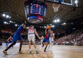 Kevin Punter encuentra camino hacia el aro del Covirán.