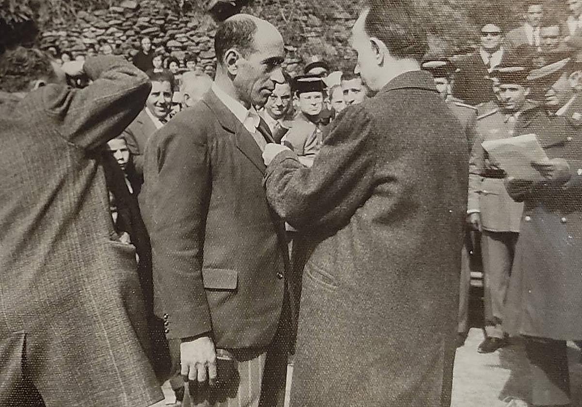 Imagen principal - Entrega de medallas, diploma y detalle de medalla del comandante Federico Jiménez.