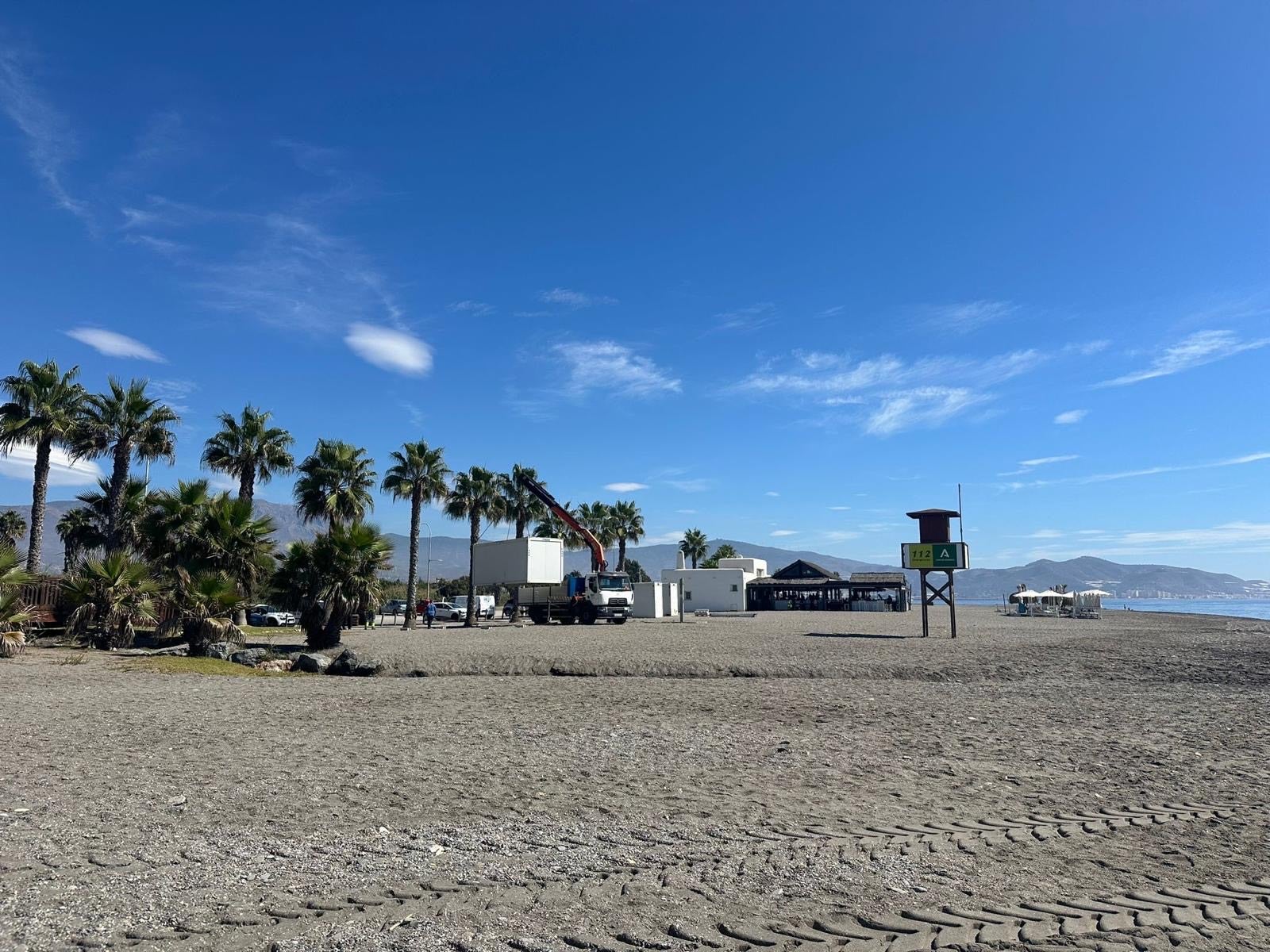 Camión en Playa Granada con motivo de las obras del espigón.