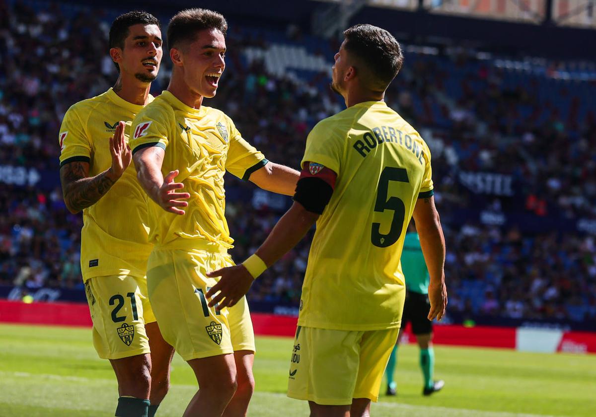 Chumi, Arribas y Robertone celebran el segundo gol en Valencia, una acción que debe repetirse mucho.