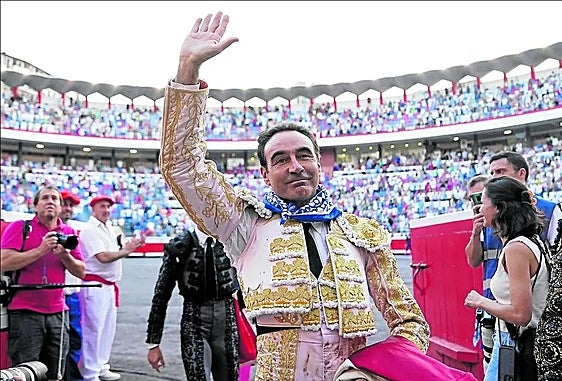 Enrique Ponce en uno de los festejos de esta su última temporada