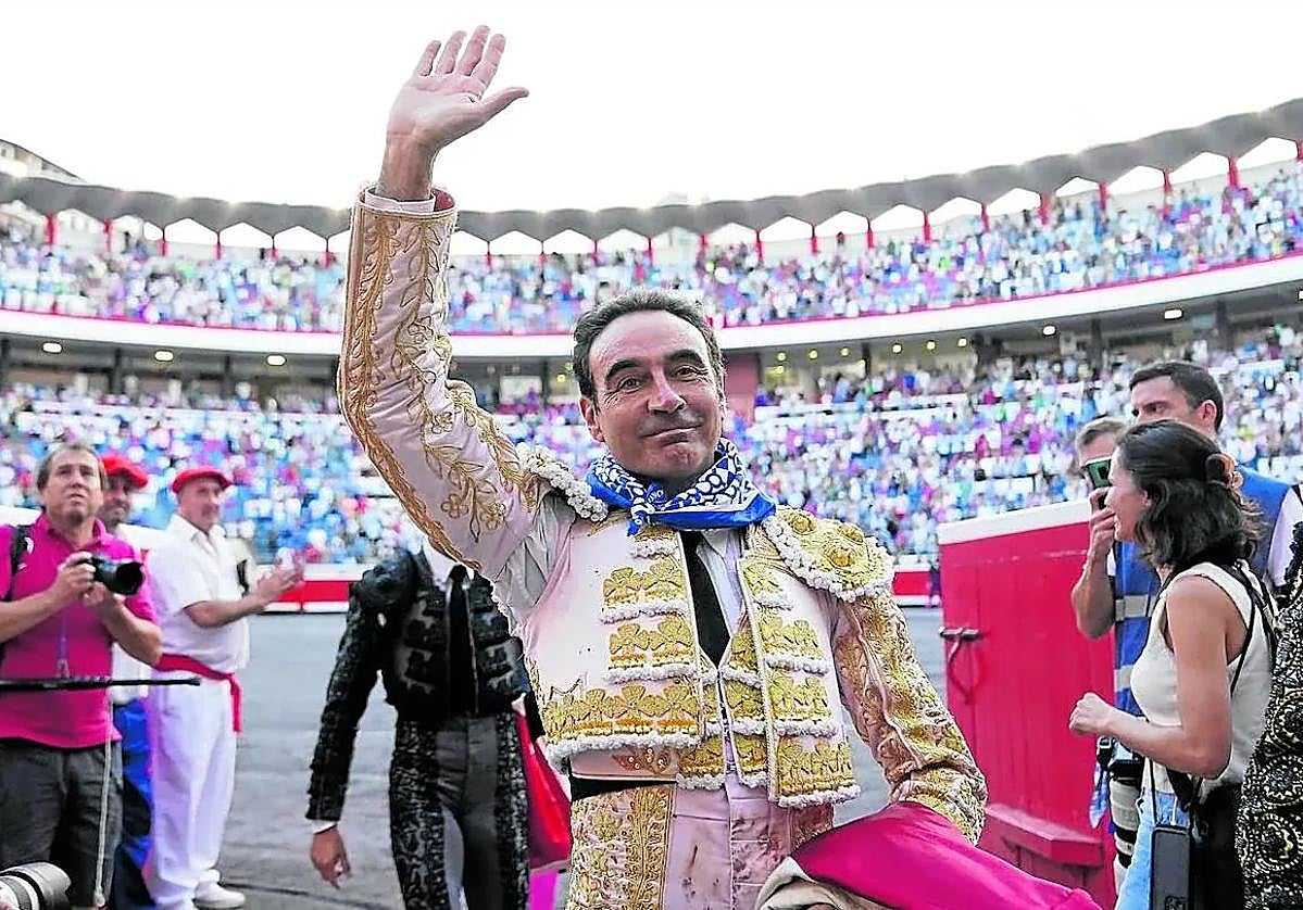 Enrique Ponce en uno de los festejos de esta su última temporada