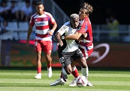 Villar agarra a Appin durante el partido disputado en Burgos.