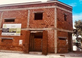 El edificio se encuentra a la entrada del municipio de Enix.