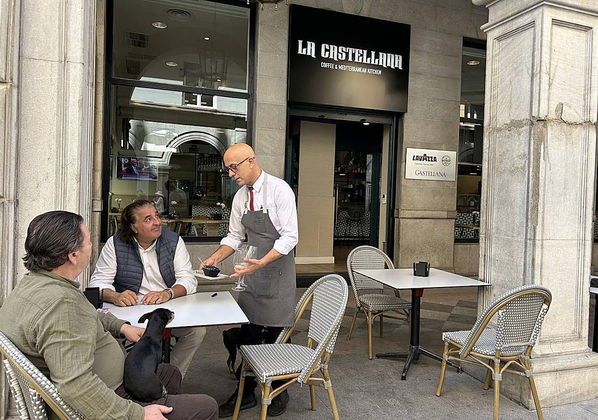La terraza de La Castellana lucía desangelada ayer y prácticamente sin servicio de comidas