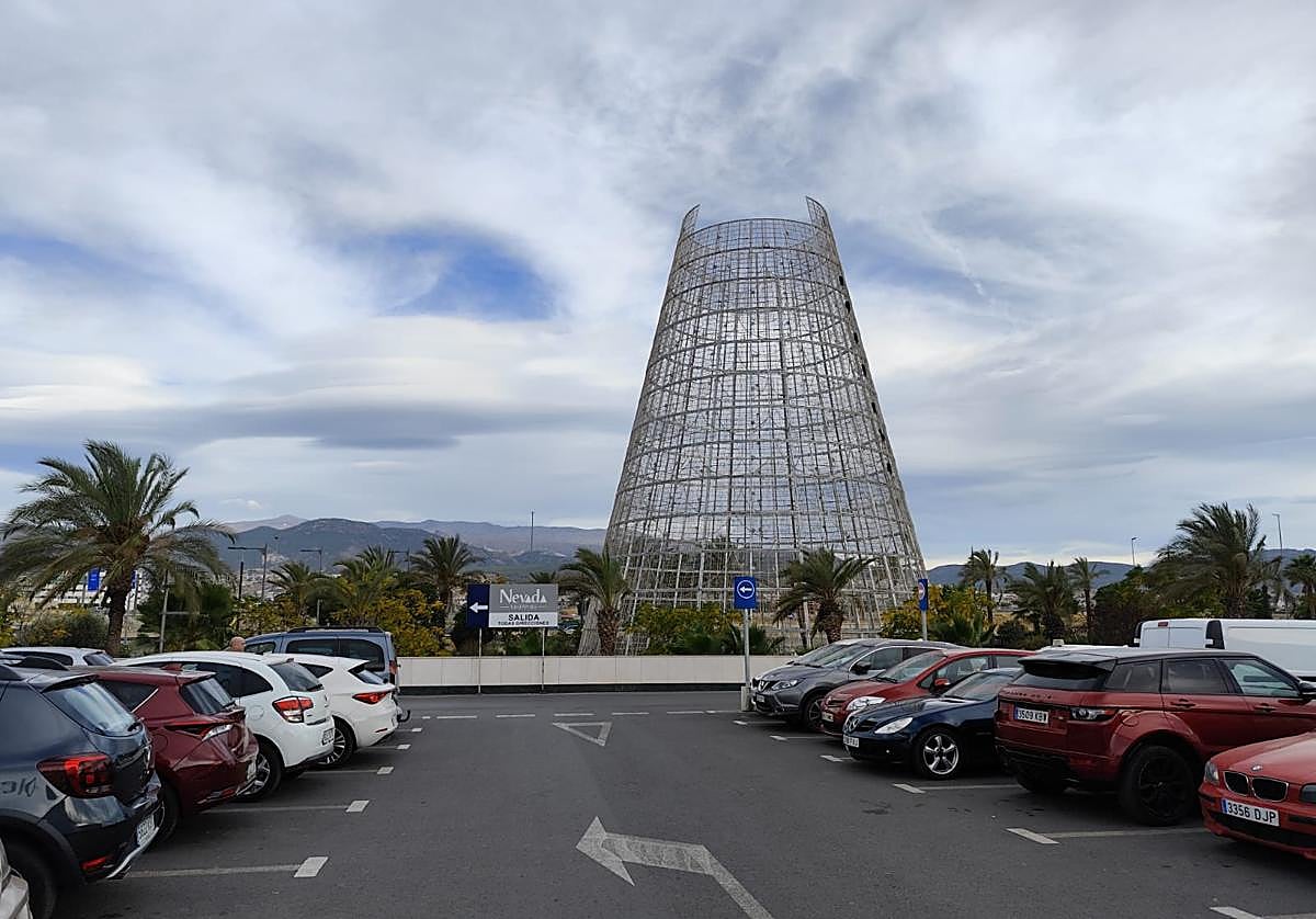 Instalación del árbol de Navidad en el centro comercial Nevada Shopping.