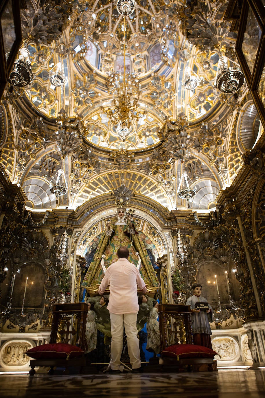 Sala iluminada donde se halla la imagen de la Virgen.