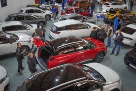 Vehículos de ocasión expuestos en una feria de motor.