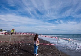 Zona vallada en Playa Granada para el comienzo de las obras del espigón.