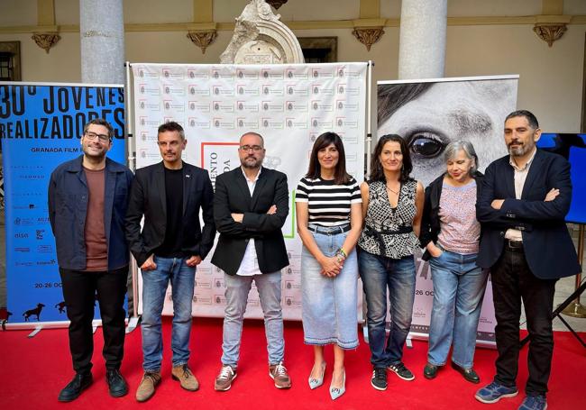 Arenas (izquierda) con algunos de los cineastas granadinos que participan, Caracuel (centro) y Julio Grosso, de Film in Granada (derecha).