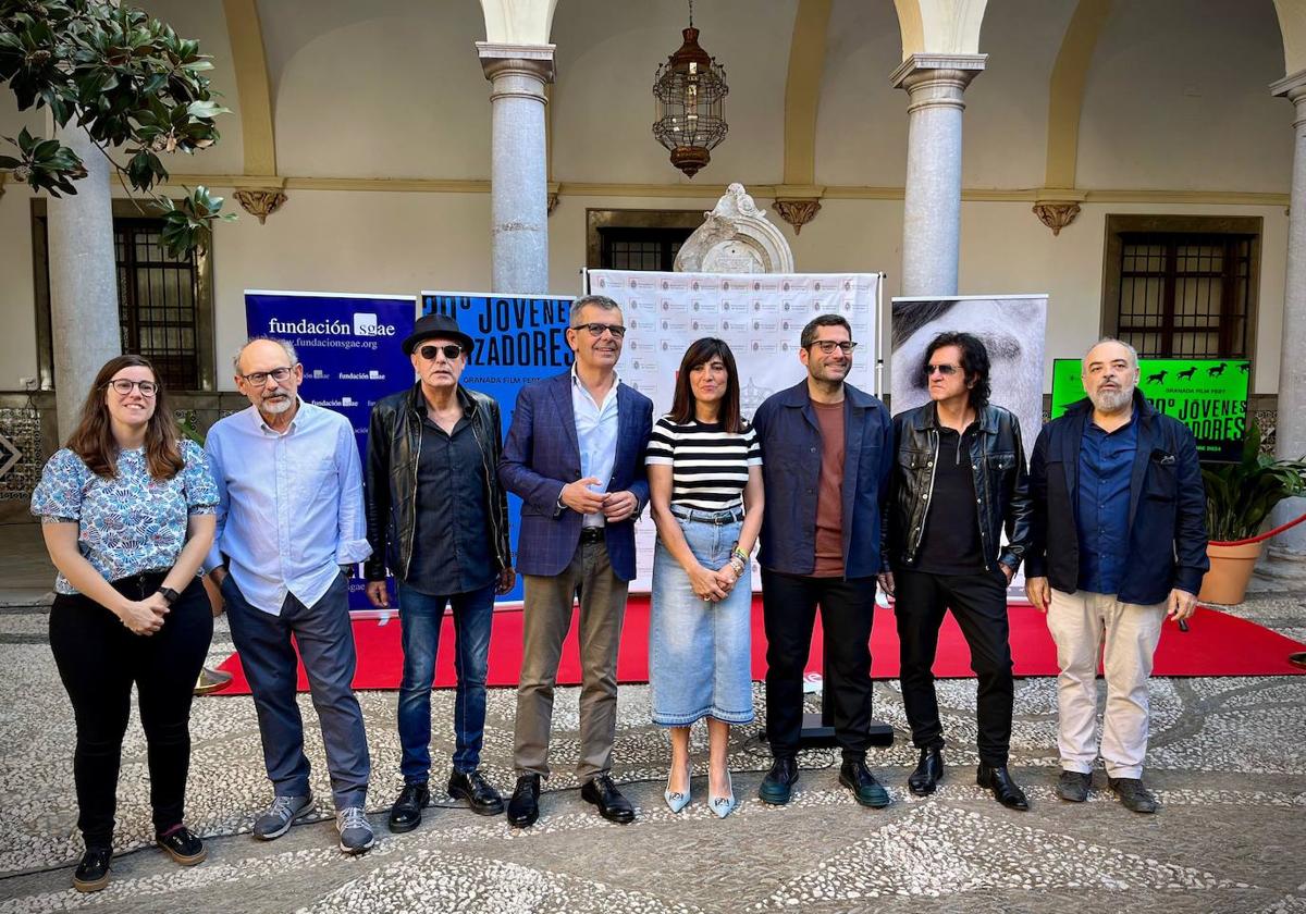 Organizadores del 30 Festival de Jóvenes Realizadores, en el patio del ayuntamiento.