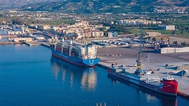 Buque de carga atracado en el puerto de Motril.